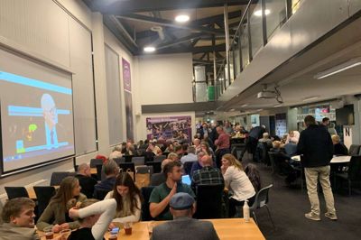 Sådan så det ud, da sponsorloungen i Sportscenter Ikast som sædvanligt dannede ramme om politikernes valgfest. Igen i år er Sportscenter Ikast kommunens største valgsted.