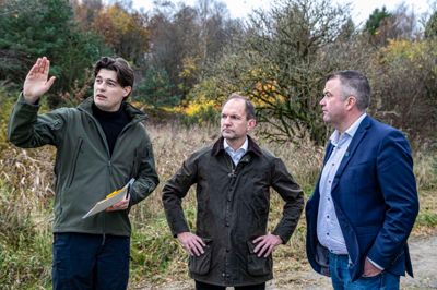Under valgkampen fik formand for Foreningen Tastum Sø, Frederik Bragt, mulighed for at vise minister for grøn trepart, Jeppe Bruus (S), og byrådsmedlem Kim Jepsen (S) (til højre) rundt ved Tastum Sø. Måske har det gjort indtryk på ministeren, som nu er medunderskriver på en aftale, der nærmest er skræddersyet til søgenopretningsprojektet.