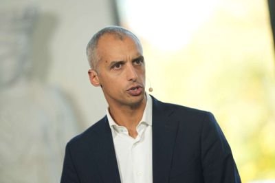 Børne- og undervisningsminister Mattias Tesfaye (S) fortæller på pressemøde i København, at regeringen vil indføre en karakterskala med otte trin.