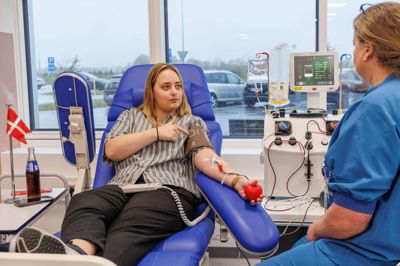 Mischa Wehlast-Honoré fra Ikast var den første plasmadonor på Regionshospitalet Gødstrup. Hun er blandt andet glad for, at hun nu ikke længere skal køre til Aarhus for at donere plasma.