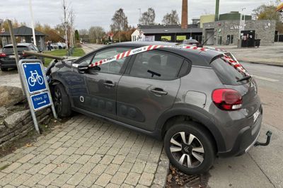 Det var i krydset midt i Ans, at denne bil bragede ind i en stensætning.