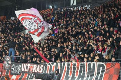 Der var fest på tribunerne på MCH Arena. Og det var der også på nettet.