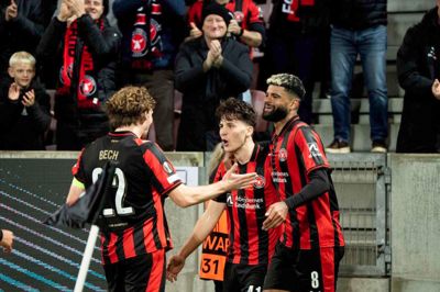 Mikel Gogorza (i.m.) bliver lykønsket af anfører Mads Bech og midtbanegeneralen Philip Billing efter sin seværdige scoring til 2-0.