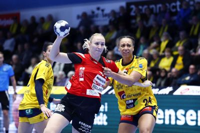 Henny Reistad (t.v.) og Team Esbjerg havde en rolig torsdag aften i Ikast, hvor Béatrice Edwige og holdkammeraterne blev kørt over af den vestjyske rival.