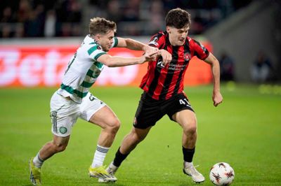 Celtics James Forrest forsøger forgæves at bremse Mikel Gogorza. Den 19-årige kantspiller, der er udklækket fra akademiet i Ikast, var aftenens helt store oplevelse.