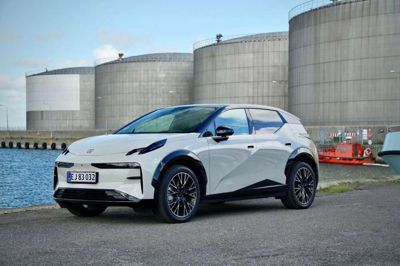 X er den lille i Zeekr-familien. Men helt lille er den ikke, for den er kun lidt kortere end Skoda Elroq.