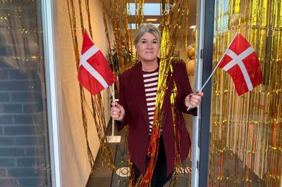 Salgsdirektør Helle Kjær Fra Vestjylland Forsikring var klar på den røde løber til at modtage medarbejderne mandag morgen.