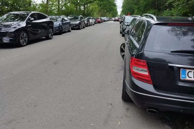 Hagelskærvej godt stoppet med parkerede biler på begge sider af vejen.