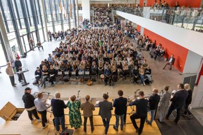 De knap 900 elever på Herning Gymnasium var fredag samlet til valgdebat med 12 af de kandidater, der stiller op til kommunalvalget 18. november.