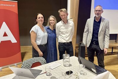 Den 4. november var der igen inviteret til vælgermøde i Løgstrup Hallen, hvor kandidaterne Maria Bertelsen Grann (S), Sofie Ringgaard Schøning (K) og Anders Jensen (V) var gået sammen om at møde folket. Projektleder Leif Hald Pedersen (th) fra Vejdirektoratet leverede et oplæg om den motorvej, der inden for de næste år anlægges vest om Viborg, men øst om Løgstrup.