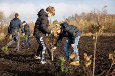 Elever fra Kibæk Skole plantede omkring 300 træer i den nyanlagte skov i udkanten af Kibæk. Senere på dagen var der officiel indvielse med taler og kage.