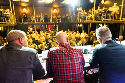 Politikerne havde udsigt til en fyldt sal, da Mediehuset Ikast-Brande bød velkommen til vælgermøde i Bakkehuset i Ikast.