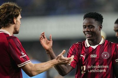 FCM-topscorer Franculino Djú (t.h.) fejrer sin træffer til 1-0 i Randers med anfører Mads Bech Sørensen.