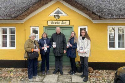Gregers Laigaard fra Grønhøj Kro og Museer har med hjælp fået lavet en folder, der skal få flere tyskere til egnen. På billedet ses fra venstre: Jytte Lyvaa, Ingrid Kjærgaard, Gregers Laigaard, Vanessa Lorenz og Emma Breum Laigaard.