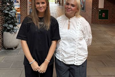Nanna Holbæk Dalgaard og Katrine Dybdal Mikkelsen fra 2s glæder sig til at samle stemmer på valgdagen på Mors. Stemmerne samles og beregnes, så samfundsfag A-eleverne fra Morsø Gymnasium kan levere en stærk og troværdig exitpoll allerede kl. 19 på valgaftenen. Foto: Morsø Gymnasium