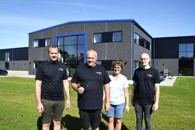 I foråret 2023 flyttede Vestjydsk Beslag produktionen fra Ringkøbing til en nyopført fabrik i Vildbjerg. Vestjydsk Beslag ejes af familien Jørgensen. Forældrene Mads og Dorthe Jørgensen er flankeret af sønnerne Rasmus (t.v.) og Thomas. I alt beskæftiger Vestjydsk Beslag 15 ansatte.