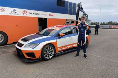 Lucas Kent har prøvekørt sin nye Cupra TCR på Padborg Park og leveret lovende omgangstider. Den 19-årige midtjyde håber på, at han også i den stærkere løbsklasse vil kunne kæmpe om DM-titlen.