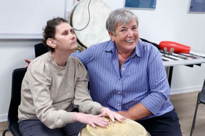 Yvonne Jeppesen er blandt andet glad for at lave musikaktiviteter med beboerne - her er hun sammen med Ingrid Olsen.