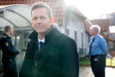 Rasmus Stoklund (S) var som nyudnævnt udlændinge- og integrationsminister på besøg på Udrejsecenter Kærshovedgård tidligere på måneden. Nu fortæller han, at loven om daglige meldepligter netop er blevet vedtaget.
