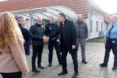 Udlændinge og integrationsminister Rasmus Stoklund var mandag på vandring i Bording og efterfølgende på besøg på udrejsecenter Kærshovedgård.