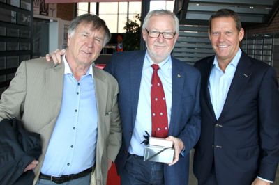Sepp Piontek besøgte SIF jævnligt i årene efter sin trænertid i klubben. Her er han sammen med Orla Madsen ved Madsens 70 års fødselsdagsreception, hvor også Frank Arnesen (til højre) kiggede forbi.