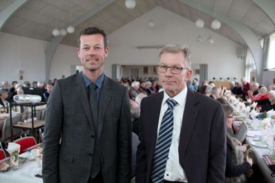 Kurt Jensen - til højre - er fortsat formand for SuperBrugsen i Kjellerup. Her ses han med uddeler Peter Poulsen.