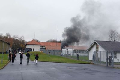 Beboerne på Udrejsecenter Kærshovedgård er blevet evakueret efter en kraftig brand. Netop nu er brandfolkene ved at få styr på situationen.