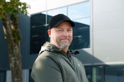 Udover at være halinspektør i Nordvest Hallen og formand for Tjørring By & Liv, er 44-årige Thomas Mølgaard også far til fire børn på 16, 14, 10 og 9 år.