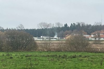Sådan så det ud på afstand, da branden var slukket. Der var fortsat røgudvikling, og politiet laver eftersluknings-arbejde i løbet af eftermiddagen.