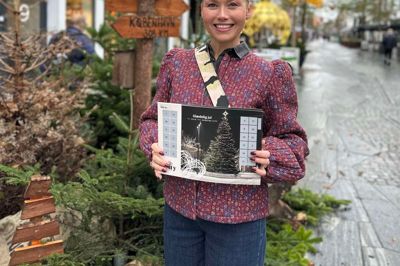 Citymanager Trine Jepsen med årets skrabejulekalender fra Herning Cityforening. Den er til salg nu forskellige steder i midtbyen.