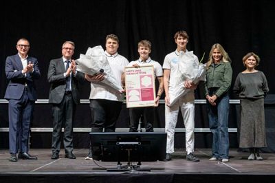 Lucas Hauge (t.v.), Tobias Toft (i midten) og Emil Vind (t.h.) står bag virksomheden Astmask og blev tirsdag kåret til Årets Unge Iværksættere 2025.