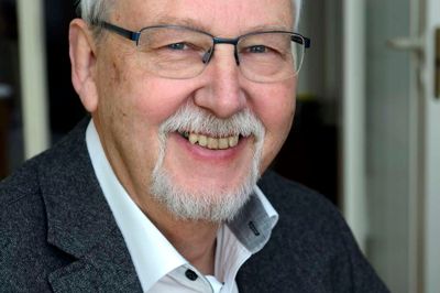 Bjarne Almind Johansen var i mere end 40 år engageret i den almene boligbevægelse. Han var aktiv i Midtjysk Boligselskab, først som medlem af afdelingsbestyrelsen, siden næstformand i organisationsbestyrelsen og fra 2010 til 2025 boligselskabets formand. Han blev 80 år.