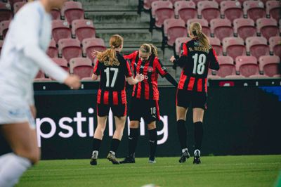Therese Vestermark jubler efter sin vigtige scoring til 1-0 mod Kolding. Anna Givskov og Malene Nielsen er de første gratulanter.