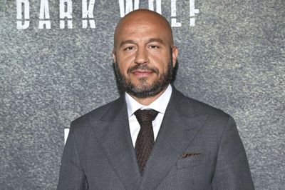 Skuespiller Dar Salim spiller over for Josephine Park i filmen "Mango", der fik premiere på Netflix i fredags. Her ses han på en rød løber ved en filmpremiere i New York i august. (Arkivfoto).