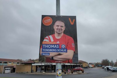 Foruden den lille portion »SIF-valgplakater«, har Thomas Tonsberg Schlie (V) også lavet plakater iført Sejs-Svejbæk IFs klubdragt. Dem har han hængt op i hjembyen.