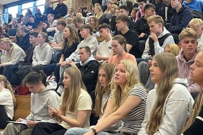 Der var over 700 elever samlet til valgdebat i Quben på Ikast-Brande Gymnasium tirsdag formiddag.