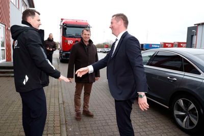 Transportminister Thomas Danielsen (V) tog en snak med virksomhedsejer Dan Borg (t.v.) og borgmester Ib Lauritsen (V) om behovet for nye motorvejsramper i Ikast.