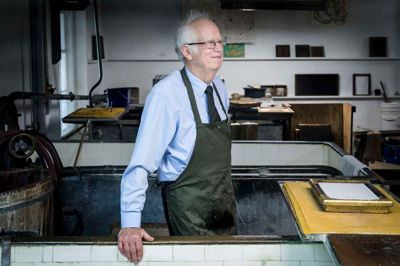 Steen Christian Aggerbeck-Lauritzen var aktiv i en række frivillige sammenhænge, blandt andet som frivillig på Papirmuseet i Silkeborg, hvor han her er fotograferet kort efter sin 80 års fødselsdag.