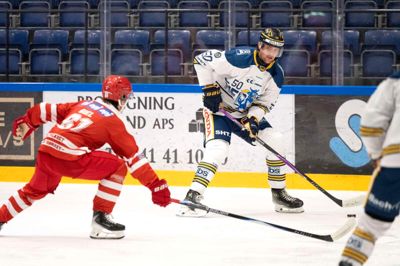 Mathias Bau Hansen (t.h.) - her mod Rødovres Anders Biel - blev onsdag aften noteret for fire assists, da Herning Blue Fox nappede endnu en storsejr over bundholdet.