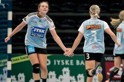 Emma Laursen (t.v.) skiftede til Silkeborg-Voel fra det hedengangne SK Aarhus i 2019. Dengang var hun 17 år.