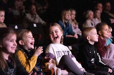 Herning Ny Teater har i forvejen en forsøgsordning i gang, hvor alle kommunens førsteklasser får en tur i teatret. Med penge fra finansloven kan endnu flere børn og unge blive inviteret indenfor.