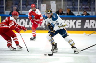 Onsdag hentede Morten Poulsen (t.h.) og Blue Fox-mandskabet sæsonens tredje storsejr over bundholdet Rødovre. Den 37-årige kaptajn bidrog selv med to scoringer og en assist.