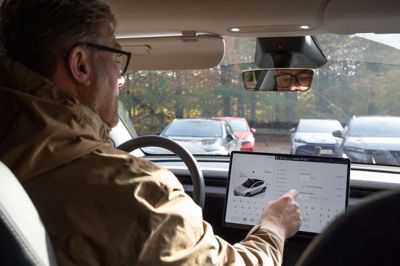 Fysioterapeut Stig Holm gennemgår alle feltets biler i forhold til ergonomi og betjeningsvenlighed. Her er han om bord i Tesla Model Y. (PR-foto).
