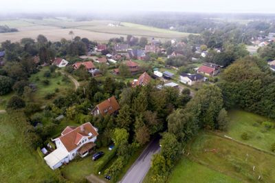<p class="file-dropover">»Når der i det seneste årti er flyttet fire mennesker til Silkeborg By, er der samtidig flyttet en til alle vores omegnsbyer i resten af kommunen.« Sådan skriver den socialdemokratiske byrådsgruppe og Socialdemokratiet i Silkeborg blandt andet i dette debatindlæg.</p>