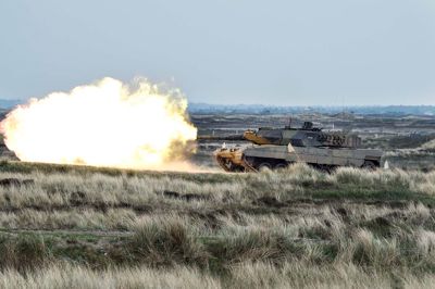 Det er hærens 1. Artilleriafdeling i Oksbøl, som i denne uge har været i gang med en militærøvelse i Borris, hvorfra kanonerne har kunnet høres helt til Herning.