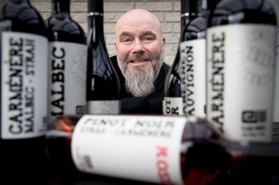 Steffan Juulsgaard Jørgensen kan noget helt særligt. Han kan lave vin af rigtig god kvalitet. Nu bor han i Chile, hvor han har sit eget vineri, der hedder Elqui Wines.