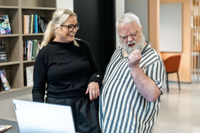 Der blev både danset, sunget og grinet, da Annette Øgaard (K) og Peder Fenger (DD) mødtes til debat i Valgvisen.
