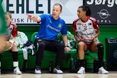 Cheftræner Claus Mogensen, der her giver instrukser til Jamina Roberts under en kamp, vil glæde sig over det, hvis Ikast i denne weekend sikrer sig avancement i Champions League. Men han ønsker mere end blot en sjetteplads.