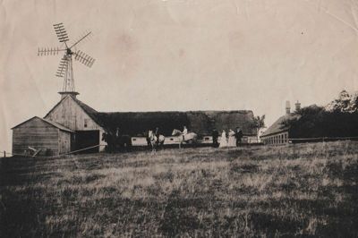 Vittrupgaard i 1909: Fra venstre tre tjenestekarle til hest, Anders Jensen, en tjenestepige, Ane Jørgensen og Anders Jensen den yngre.