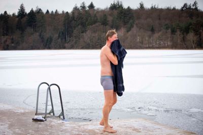 Det er en kold fornøjelse at vinterbade, men mange er vilde med det, som her på billedet i Silkeborg. Nu kommer der også en badebro til Remme i Ikast.